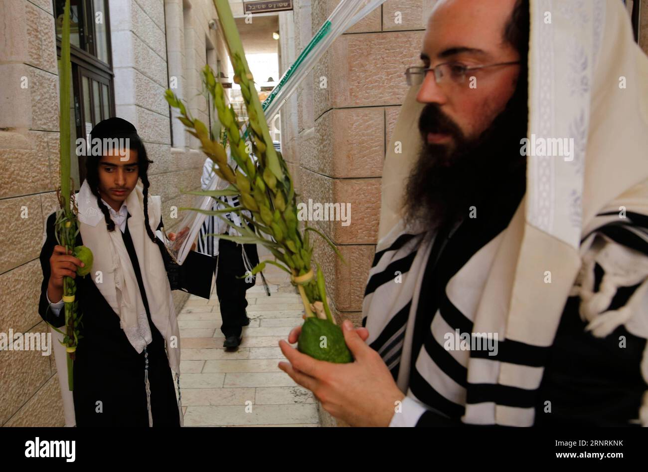 171006 GERUSALEMME 6 ottobre 2017 ebrei ultra ortodossi celebrano la festa ebraica di Sukkot nel quartiere Mea Shearim di Gerusalemme il 6 ottobre 2017 la festa di Sukkot dei Tabernacoli è una festa biblica di una settimana che riprende i 40 anni di viaggio nel deserto dopo l'esodo dalla schiavitù in Egitto Gerusalemme PUBLICATIONxxNOTxINxCHN CnynysE000026 20171007 TPPFN0A001 Copyright: xGilxCohenxMagenx Foto Stock