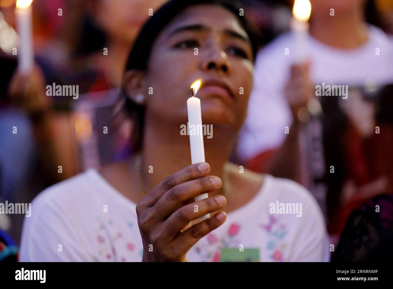 (171011) -- YANGON, 11 ottobre 2017 -- Una donna tiene una candela mentre prega durante il raduno interreligioso di preghiere per la cerimonia di pace allo stadio Aung San di Yangon, Myanmar, 10 ottobre 2017. Persone con diverse fedi in Myanmar hanno tenuto una cerimonia di preghiera di massa a Yangon martedì tardi per la prima volta per pregare per l'amicizia e la pace finalizzata ad alleviare i conflitti nello stato settentrionale del Rakhine. (zw) MYANMAR-YANGON-CERIMONIA DI PREGHIERA DELLA PACE UxAung PUBLICATIONxNOTxINxCHN Foto Stock