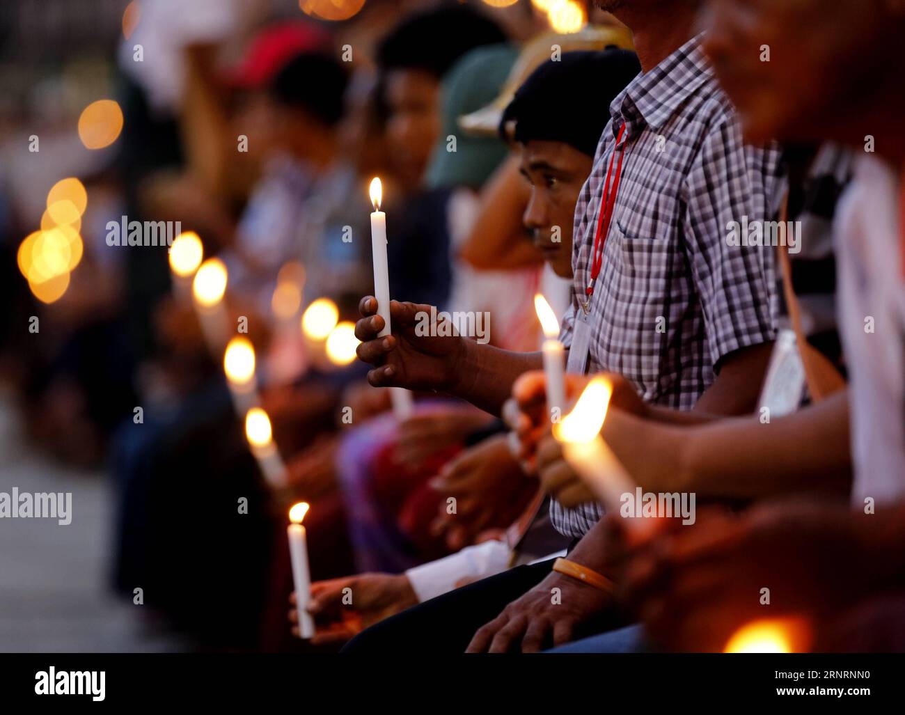 (171011) -- YANGON, 11 ottobre 2017 -- le persone tengono le candele mentre pregano durante la riunione interreligiosa delle preghiere per la cerimonia di pace allo stadio Aung San di Yangon, Myanmar, 10 ottobre 2017. Persone con diverse fedi in Myanmar hanno tenuto una cerimonia di preghiera di massa a Yangon martedì tardi per la prima volta per pregare per l'amicizia e la pace finalizzata ad alleviare i conflitti nello stato settentrionale del Rakhine. (zw) MYANMAR-YANGON-CERIMONIA DI PREGHIERA DELLA PACE UxAung PUBLICATIONxNOTxINxCHN Foto Stock