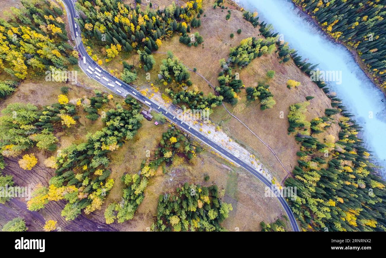 (171011) -- KANAS, 11 ottobre 2017 -- foto scattata il 22 settembre 2017 mostra un veicolo che corre lungo il fiume Kanas nella regione di Altay, nella regione autonoma di Xinjiang Uygur della Cina nordoccidentale. ) (lx) CHINA-XINJIANG-KANAS-SCENOGRAFIA(CN) ZhaoxGe PUBLICATIONxNOTxINxCHN Foto Stock