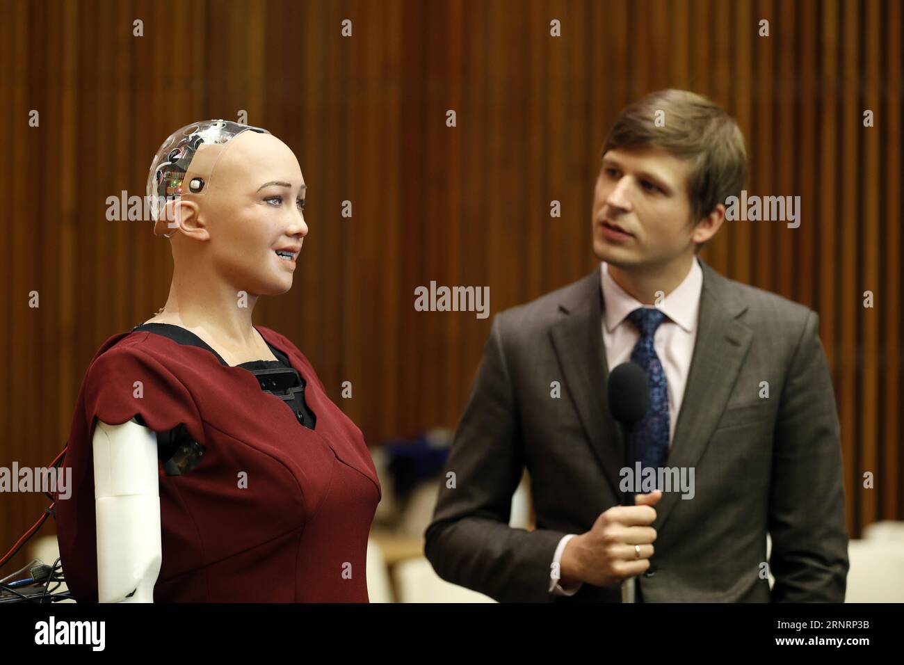 (171012) -- NAZIONI UNITE, 12 ottobre 2017 -- Un uomo intervista Sophia (L), Un robot umanoide realistico, presso la sede delle Nazioni Unite a New York, 11 ottobre 2017. Sophia era presente a un incontro sul futuro di tutto - sviluppo sostenibile nell' era del rapido cambiamento tecnologico . ) (zy) un-ROBOT-SOPHIA LixMuzi PUBLICATIONxNOTxINxCHN Foto Stock