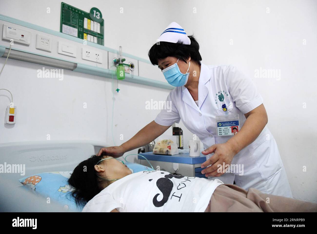 (171012) -- PECHINO, 12 ottobre 2017 -- Du Liqun, infermiera della sezione HIV/AIDS, effettua un controllo medico per un paziente presso il Fourth People's Hospital di Nanning a Nanning, capitale della regione autonoma del Guangxi Zhuang della Cina meridionale, 18 settembre 2017. Du, in qualità di staff medico per il controllo e la cura dell'HIV/AIDS da più di un decennio, ha ricevuto la Florence Nightingale Medal per i suoi eccezionali contributi all'assistenza sanitaria nel 2015. Ora è stata eletta come delegata per partecipare al 19° Congresso Nazionale del Partito Comunista Cinese (CPC) a Pechino dal 18 ottobre. In circa un anno, un totale di 2.287 delega Foto Stock
