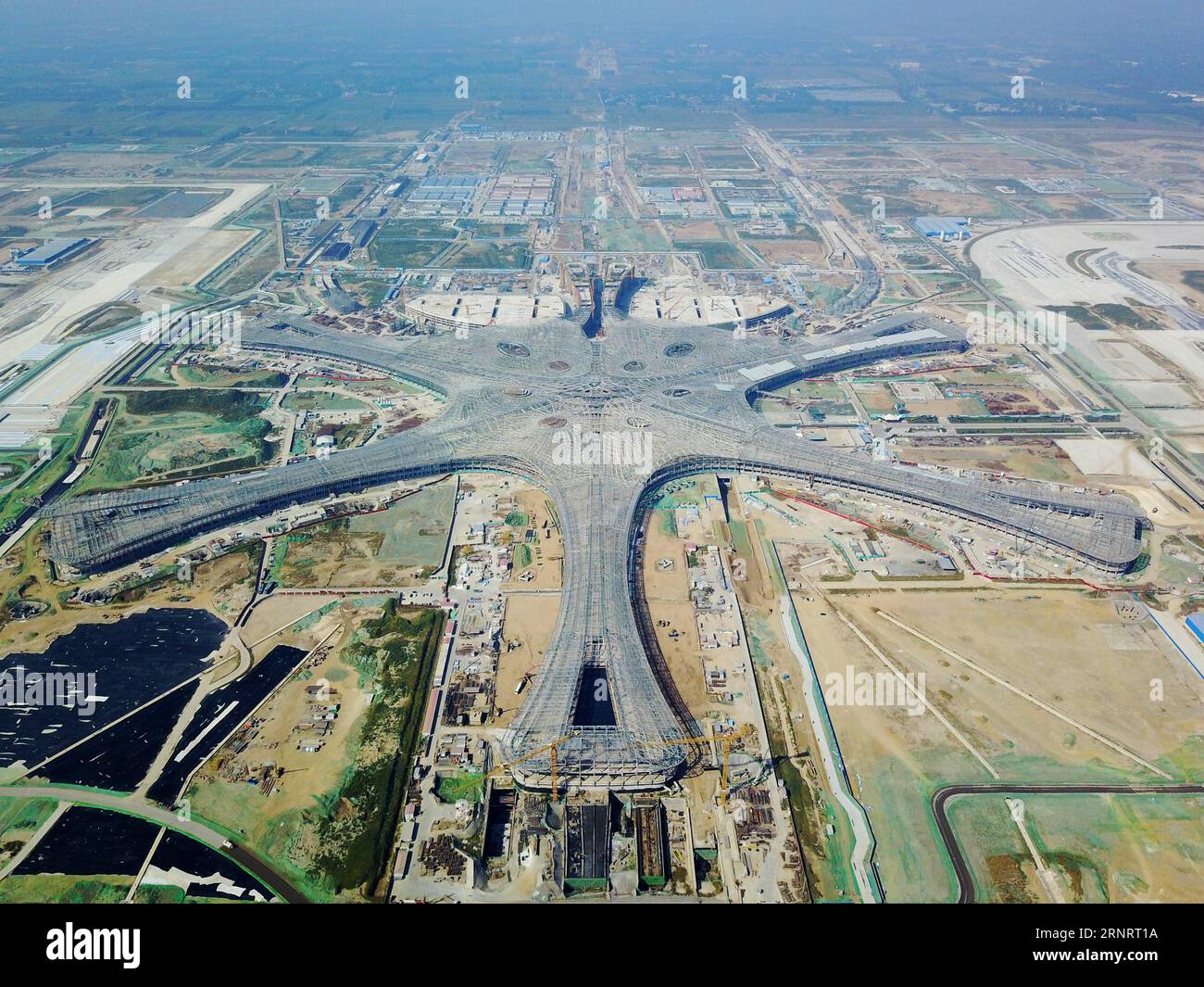 (171014) -- PECHINO, 14 ottobre 2017 -- la foto del file scattata il 18 settembre 2017 mostra il terminal del nuovo aeroporto internazionale di Pechino in costruzione a Pechino, capitale della Cina. Pechino è testimone di un grande cambiamento negli ultimi cinque anni e la città continuerà a concentrarsi sullo sviluppo coordinato nelle regioni di Pechino, Tianjin e Hebei e sull'obiettivo di rimuovere le funzioni non capitali. ) (Zkr) CHINA-BEIJING-DEVELOPMENT(CN) JuxHuanzong PUBLICATIONxNOTxINxCHN Foto Stock