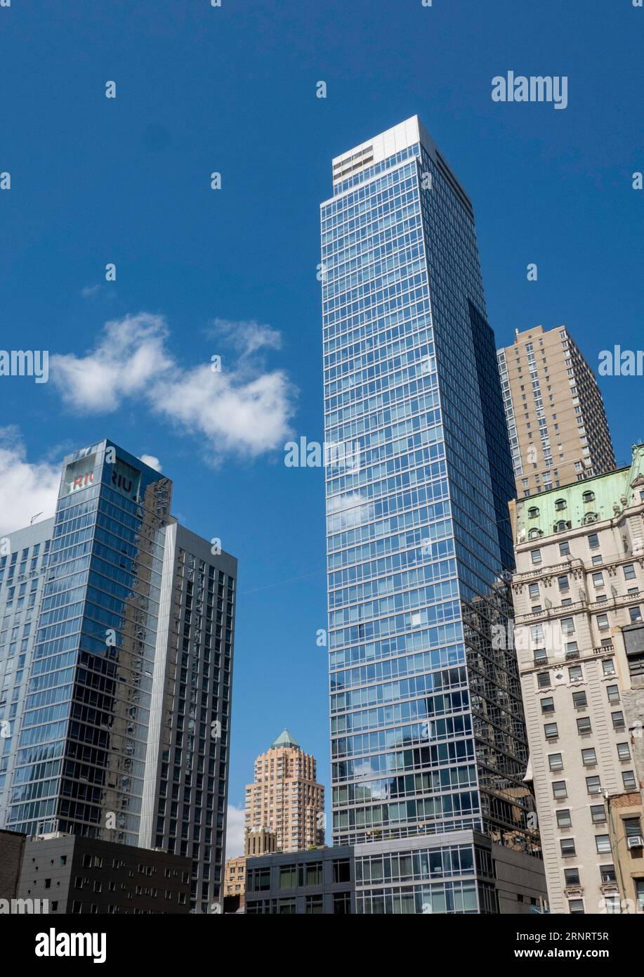 Grattacieli lungo la 8th Avenue vicino a Times Square, New York City, USA, 2023 Foto Stock