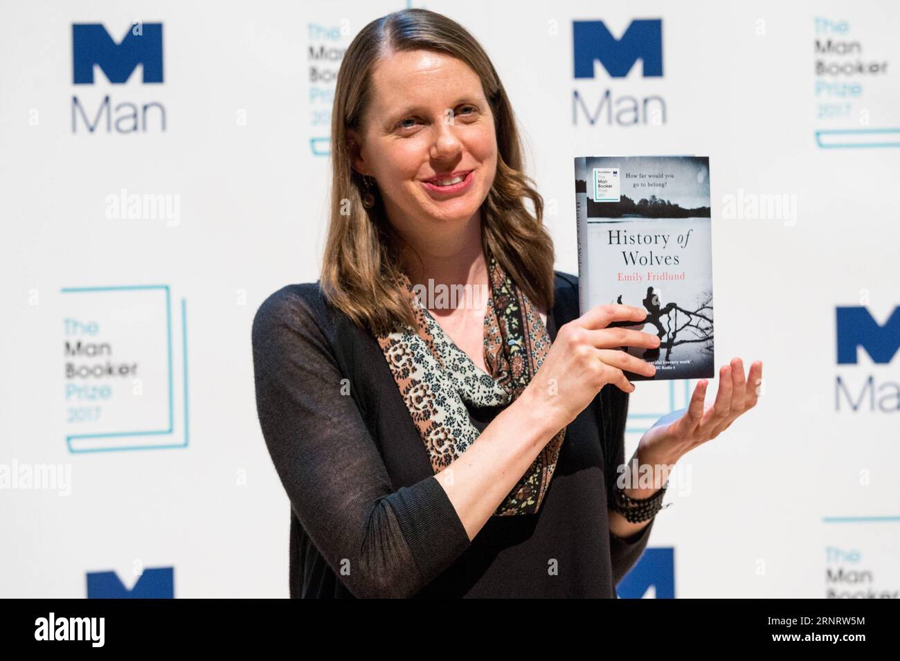 (171016) -- LONDRA, 16 ottobre 2017 -- Emily Fridlund posa con il suo libro History of Wolves durante una photocall alla Royal Festival Hall di Londra, in Gran Bretagna, il 16 ottobre 2017, un giorno prima dell'annuncio del libro vincitore del Man Booker Prize del 2017. Sei romanzieri sono stati selezionati per il Man Booker Prize 2017, un premio letterario assegnato per il miglior romanzo originale in inglese. ) BRITAIN-LONDON-2017 UOMO BOOKER PRIZE-NOMINATION RAYXTANG PUBLICATIONXNOTXINXCHN Foto Stock