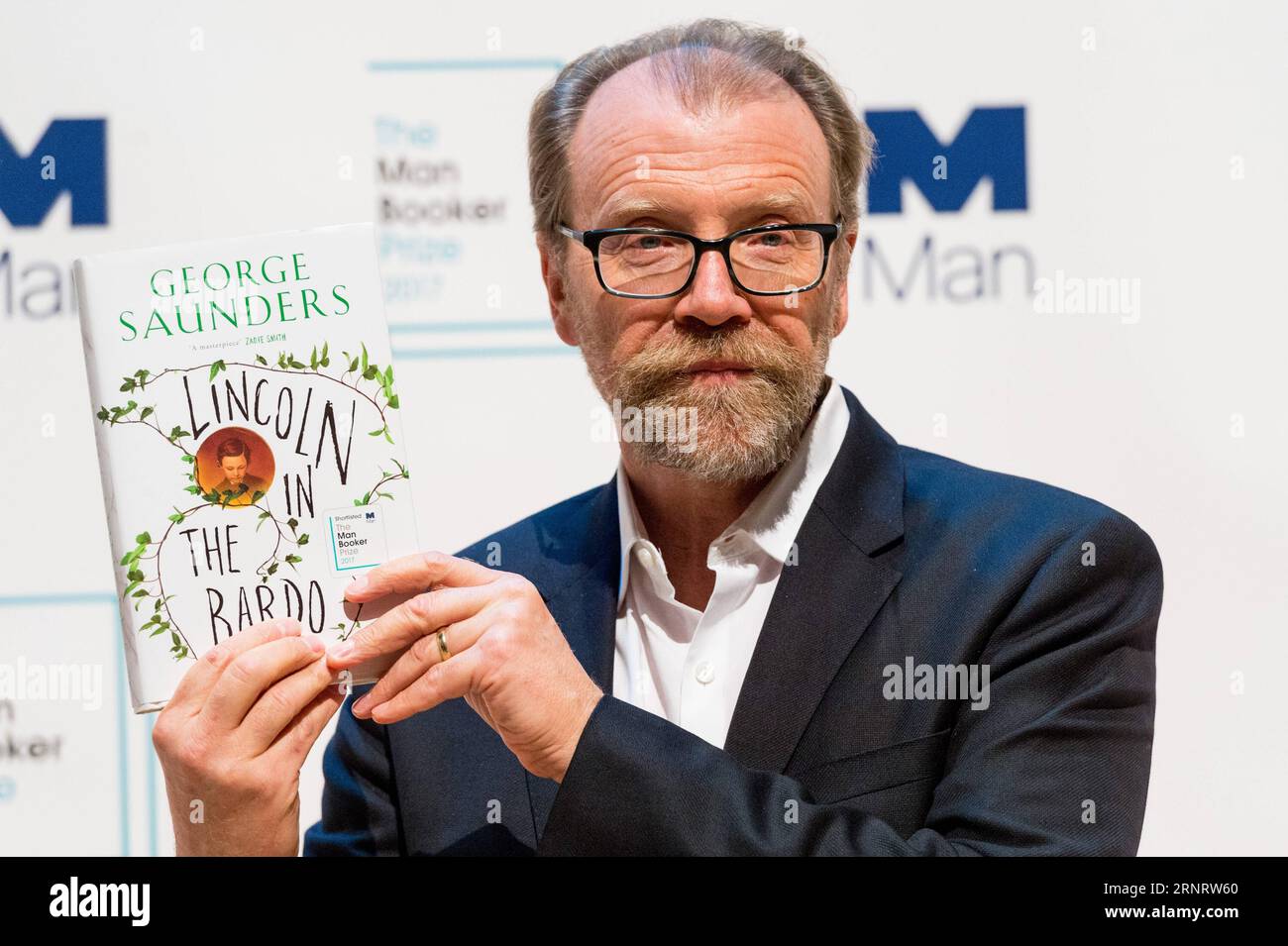 (171016) -- LONDRA, 16 ottobre 2017 -- George Saunders posa con il suo libro Lincoln in the Bardo durante una photocall alla Royal Festival Hall di Londra, in Gran Bretagna, il 16 ottobre 2017, un giorno prima dell'annuncio del libro vincitore del Man Booker Prize del 2017. Sei romanzieri sono stati selezionati per il Man Booker Prize 2017, un premio letterario assegnato per il miglior romanzo originale in inglese. ) BRITAIN-LONDON-2017 UOMO BOOKER PRIZE-NOMINATION RAYXTANG PUBLICATIONXNOTXINXCHN Foto Stock