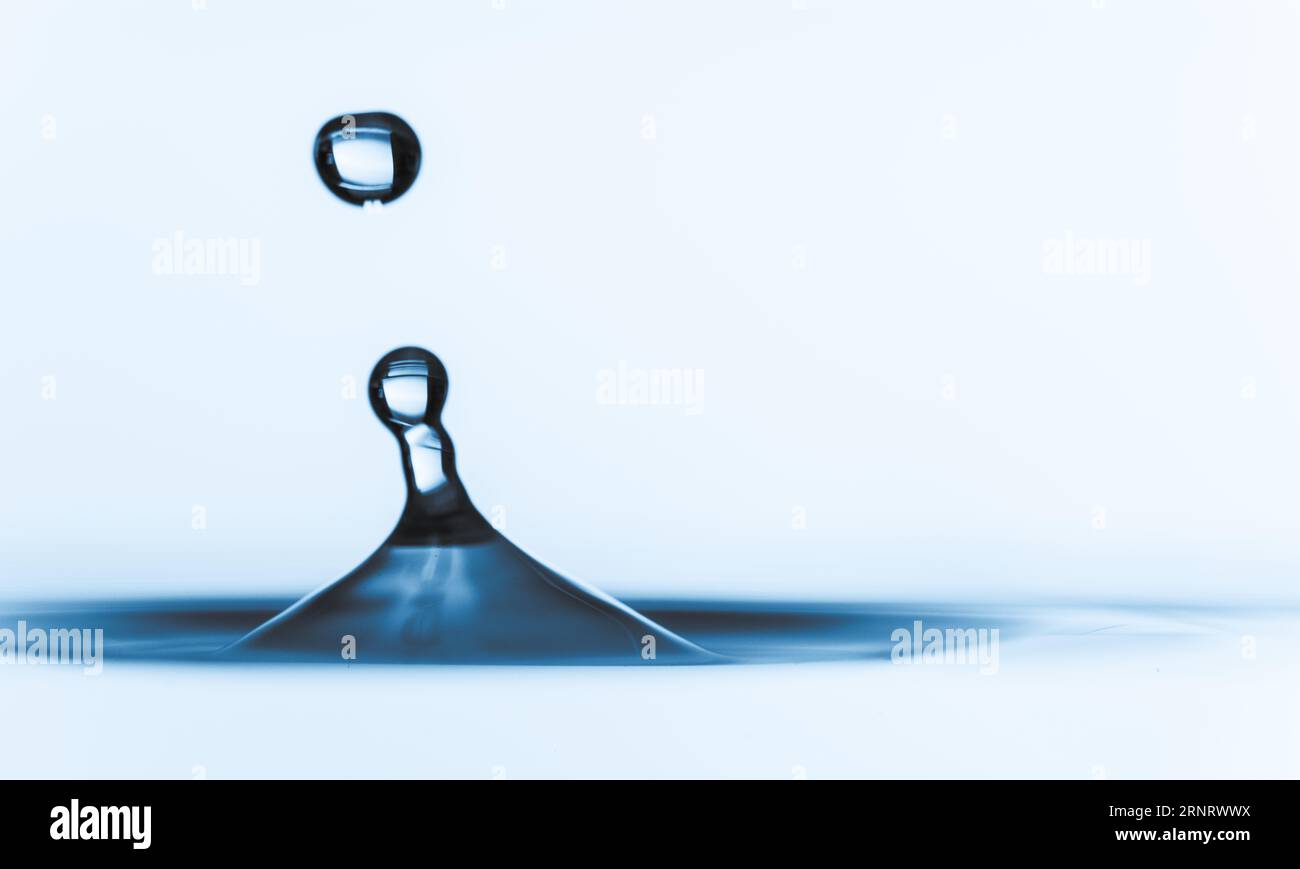 Splatter Canvas: Scopri i motivi unici lasciati dietro quando una goccia entra in collisione con l'acqua. Foto Stock