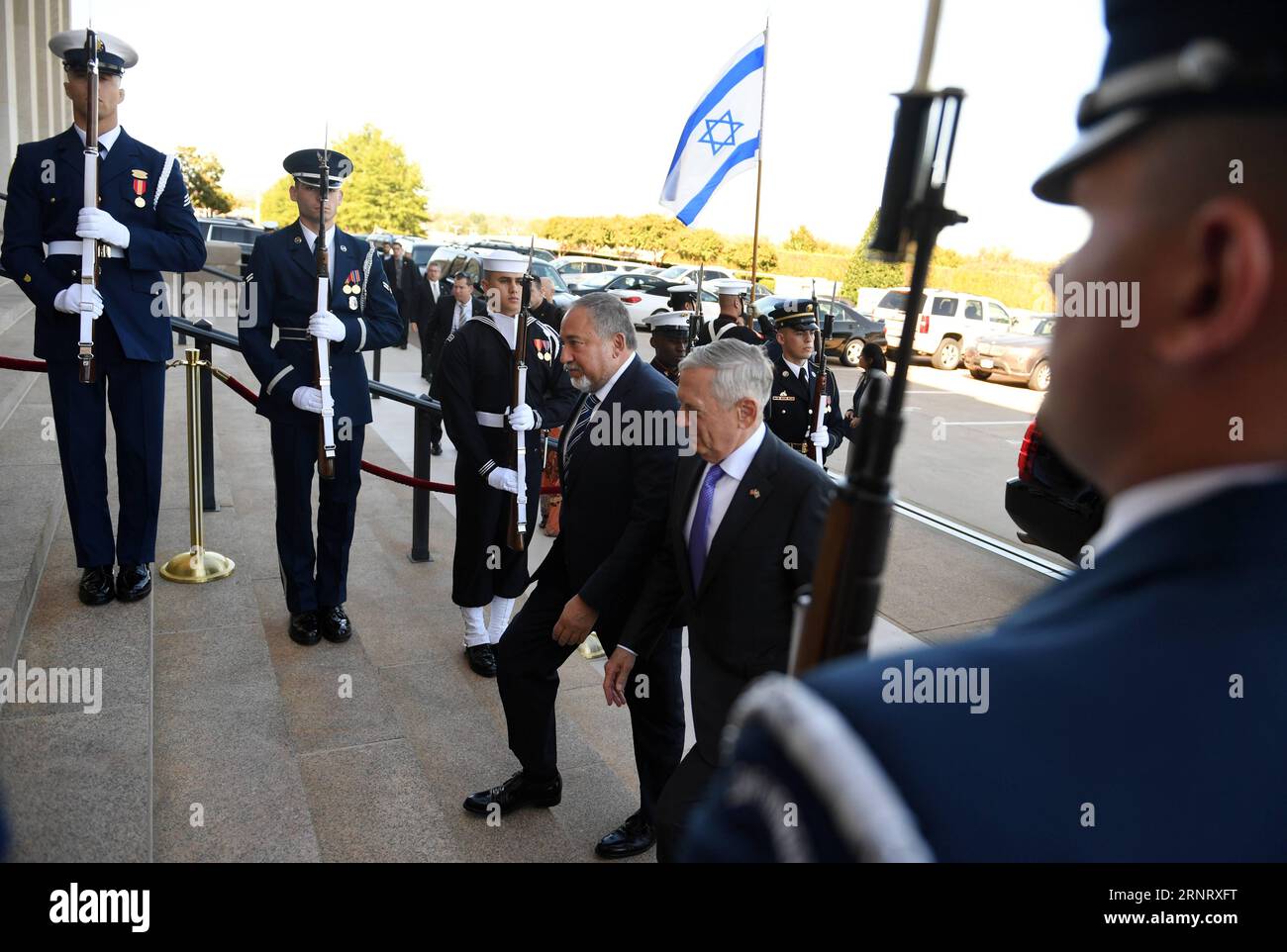 Bilder des Tages (171019) - WASHINGTON, 19 ottobre 2017 - il segretario alla difesa statunitense Jim Mattis (C-R) dà il benvenuto al ministro della difesa israeliano Avigdor Lieberman (C-L) prima del loro incontro al Pentagono a Washington D.C., negli Stati Uniti, il 19 ottobre 2017. ) U.S.-WASHINGTON D.C.-ISRAELE-MINISTRO DELLA DIFESA-VISITA YINXBOGU PUBLICATIONXNOTXINXCHN Foto Stock