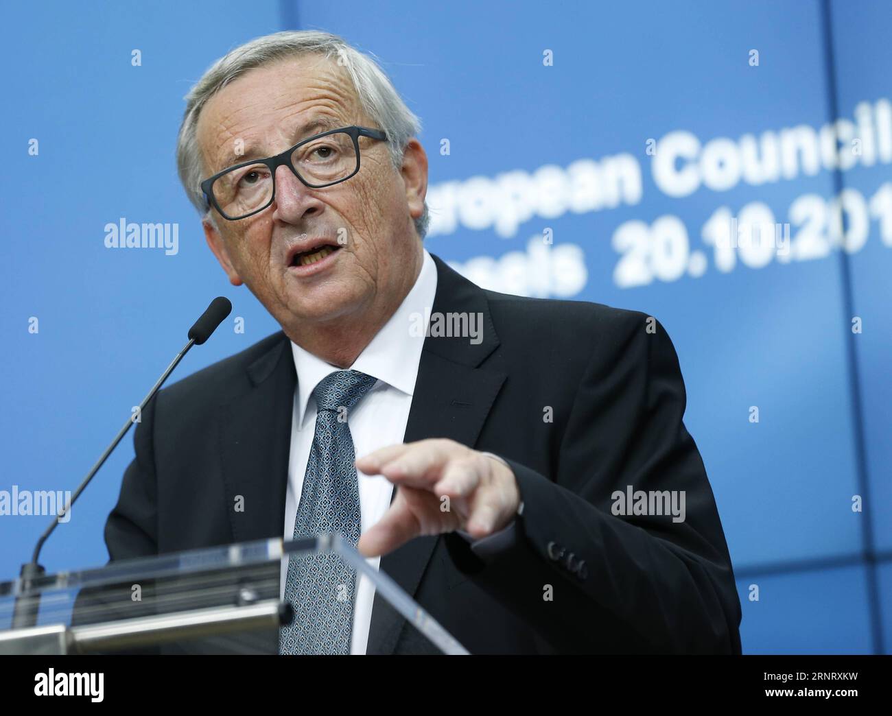 (171020) -- BRUXELLES, 20 ottobre 2017 -- il presidente della Commissione europea Jean-Claude Juncker si rivolge a una conferenza stampa con il presidente del consiglio europeo Donald Tusk (non visto) al termine di un vertice UE di due giorni a Bruxelles, in Belgio, il 20 ottobre 2017. )(zjl) BELGIO-BRUXELLES-VERTICE UE-SECONDO GIORNO YexPingfan PUBLICATIONxNOTxINxCHN Foto Stock