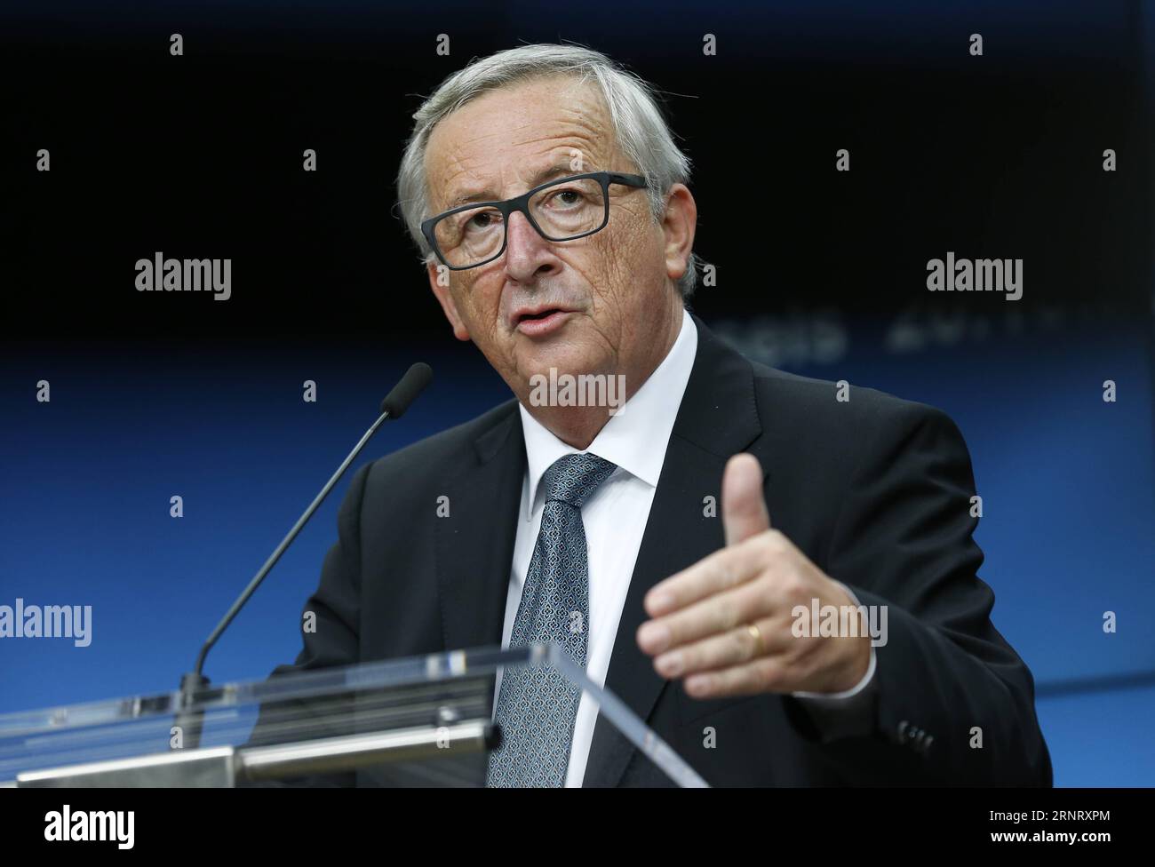 (171020) -- BRUXELLES, 20 ottobre 2017 -- il presidente della Commissione europea Jean-Claude Juncker si rivolge a una conferenza stampa con il presidente del consiglio europeo Donald Tusk (non visto) al termine di un vertice UE di due giorni a Bruxelles, in Belgio, il 20 ottobre 2017. )(zjl) BELGIO-BRUXELLES-VERTICE UE-SECONDO GIORNO YexPingfan PUBLICATIONxNOTxINxCHN Foto Stock