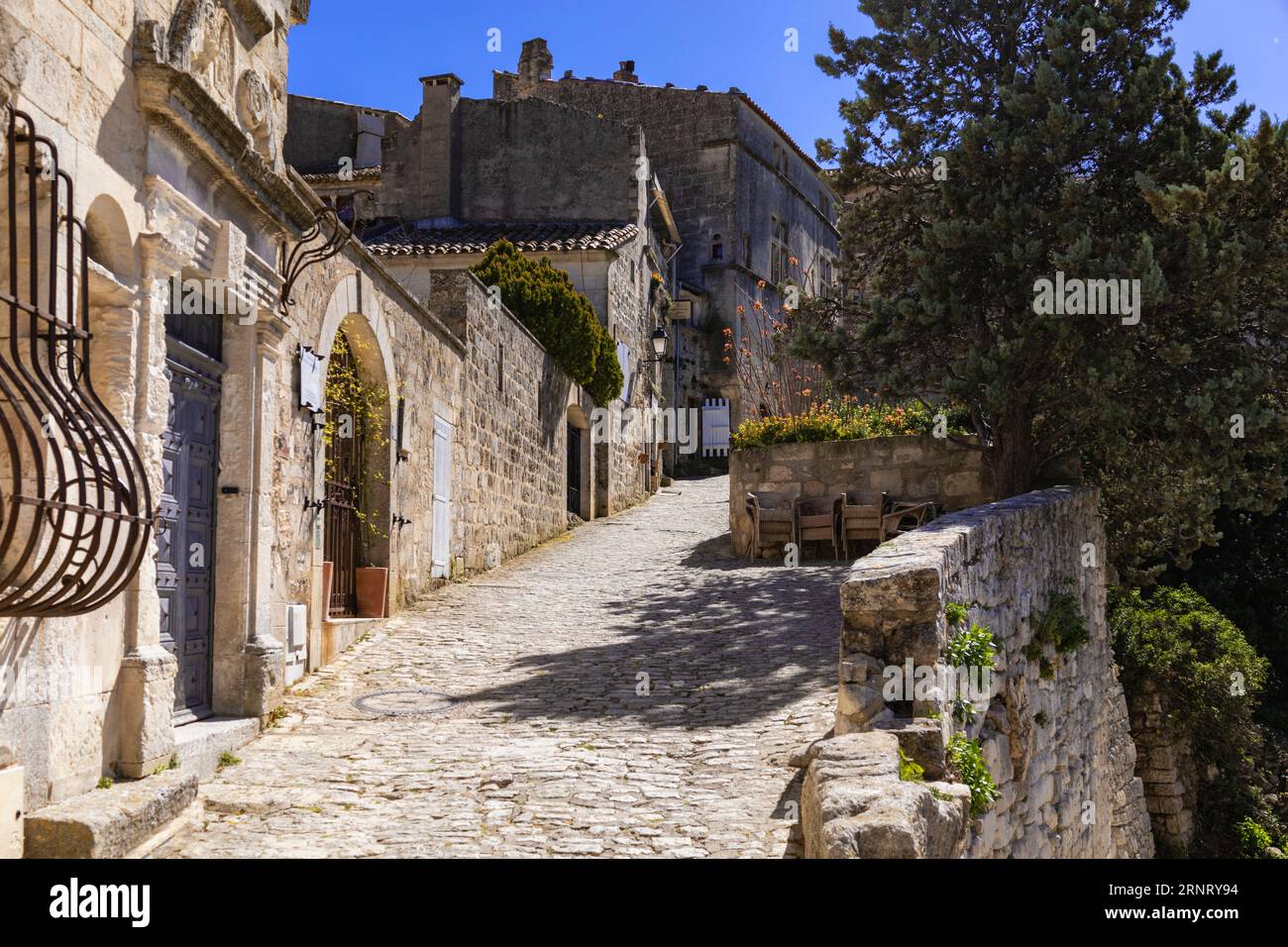 Una strada in salita nel villaggio collinare di Les Baux-de-Provence, Bouches-du-Rhône, Provence-Alpes-Côte d'Azur, Francia Foto Stock