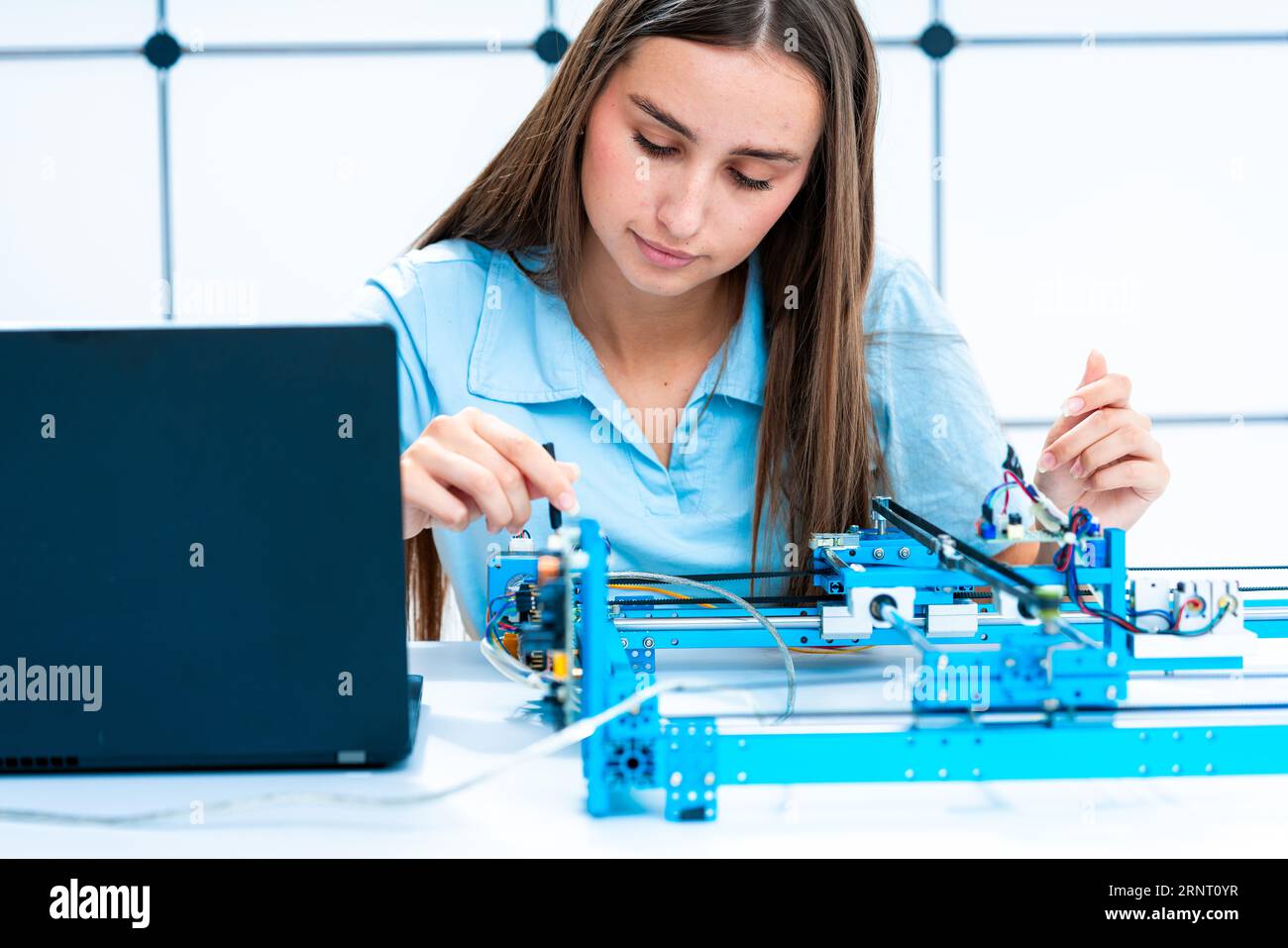 Programmi di formazione e certificazione CNC: L'istruzione e la formazione svolgono un ruolo fondamentale nello sviluppo di operatori e programmatori CNC qualificati. Questo disco argomento Foto Stock