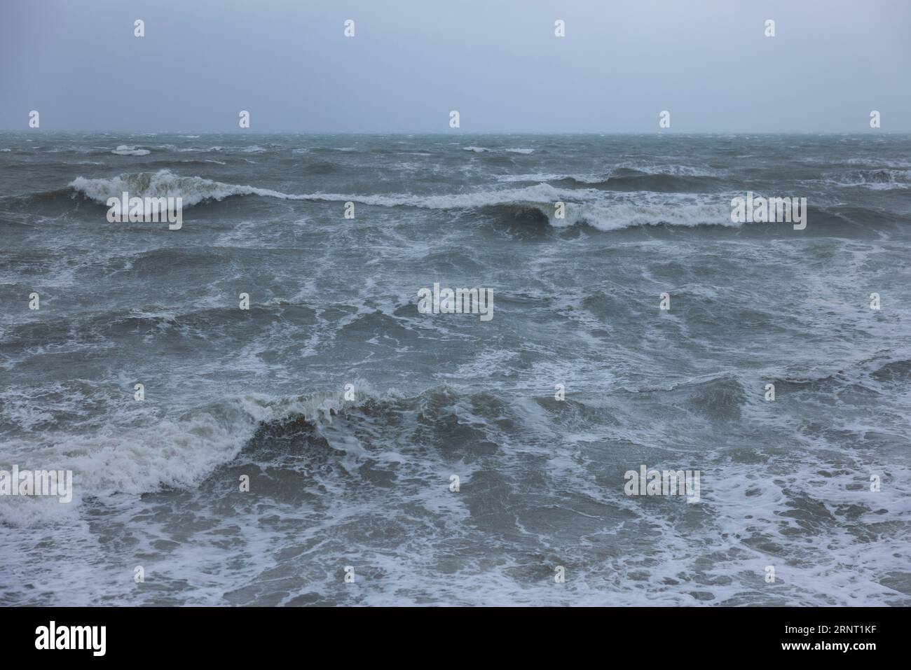 Mare tempestoso, mare schiumoso in tempesta con alte onde sulla Manica, Portbail, Cotentin, Manche, Normandia, Francia Foto Stock