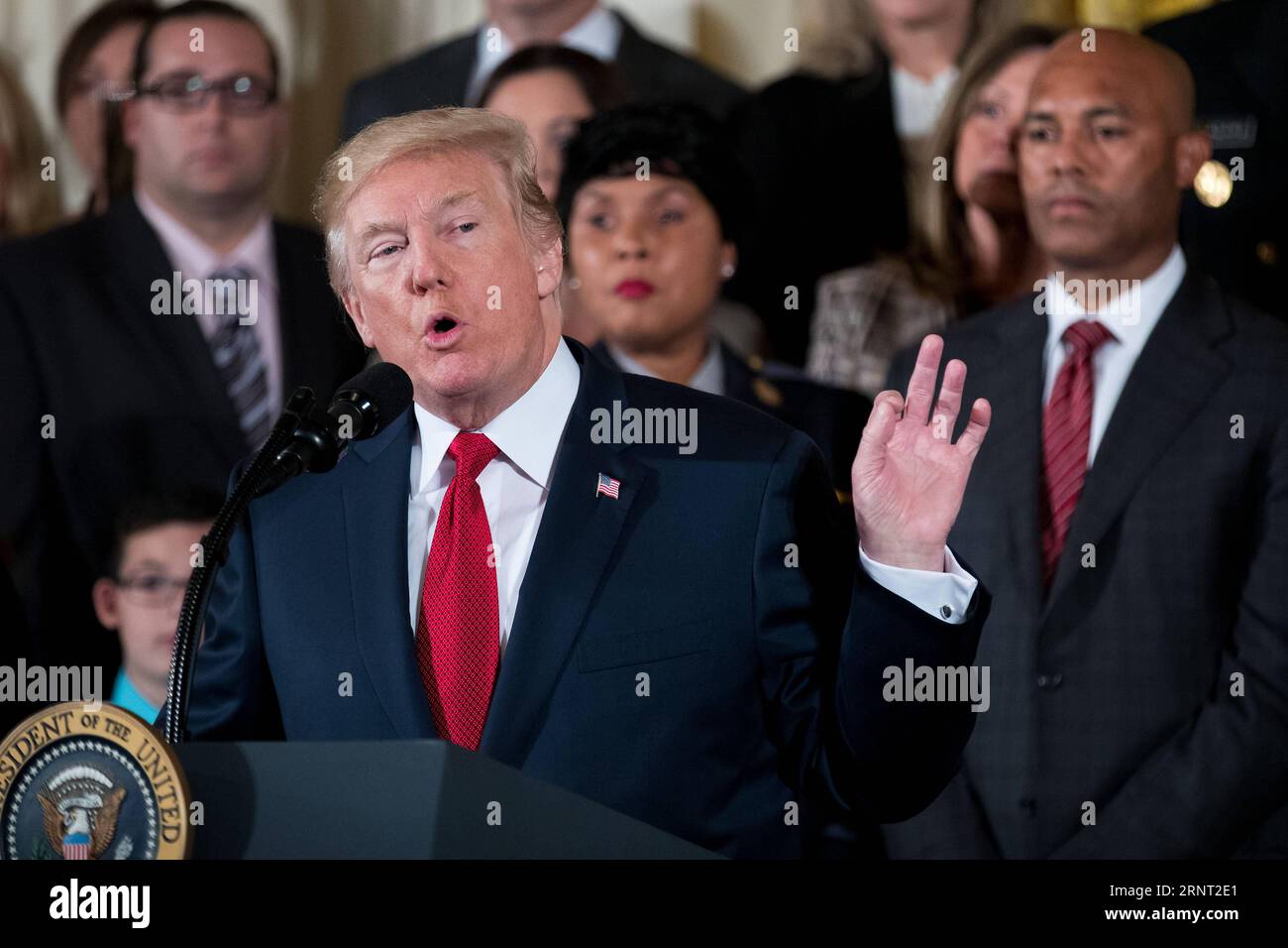 (171026) -- WASHINGTON, 26 ottobre 2017 -- il presidente degli Stati Uniti Donald Trump parla durante un evento che evidenzia gli sforzi per combattere la crisi degli oppioidi alla Casa Bianca a Washington D.C., negli Stati Uniti, il 26 ottobre 2017. Trump giovedì ha dichiarato la crisi degli oppioidi un'emergenza sanitaria pubblica nazionale negli Stati Uniti e ha promesso di costruire un muro per affrontare il crescente flagello. ) U.S.-WASHINGTON D.C.-TRUMP-EMERGENZA SANITARIA PUBBLICA TINGXSHEN PUBLICATIONXNOTXINXCHN Foto Stock