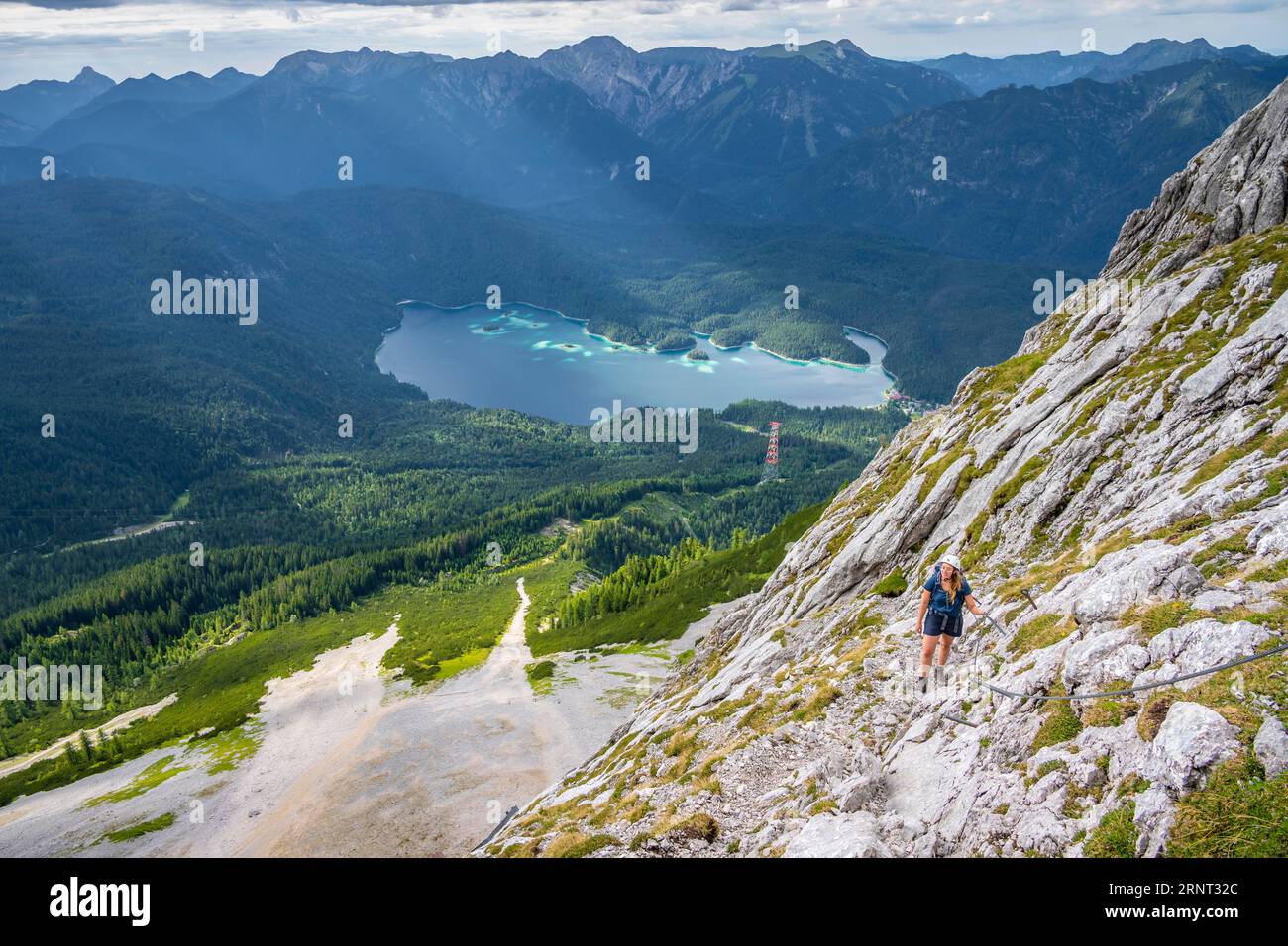 Via ferrata sopra il Riffelscharte, escursionista in montagna, vista del lago Eibsee e del Werdenfelser Land, dei Monti Wetterstein, Garmisch-Patenkirchen Foto Stock