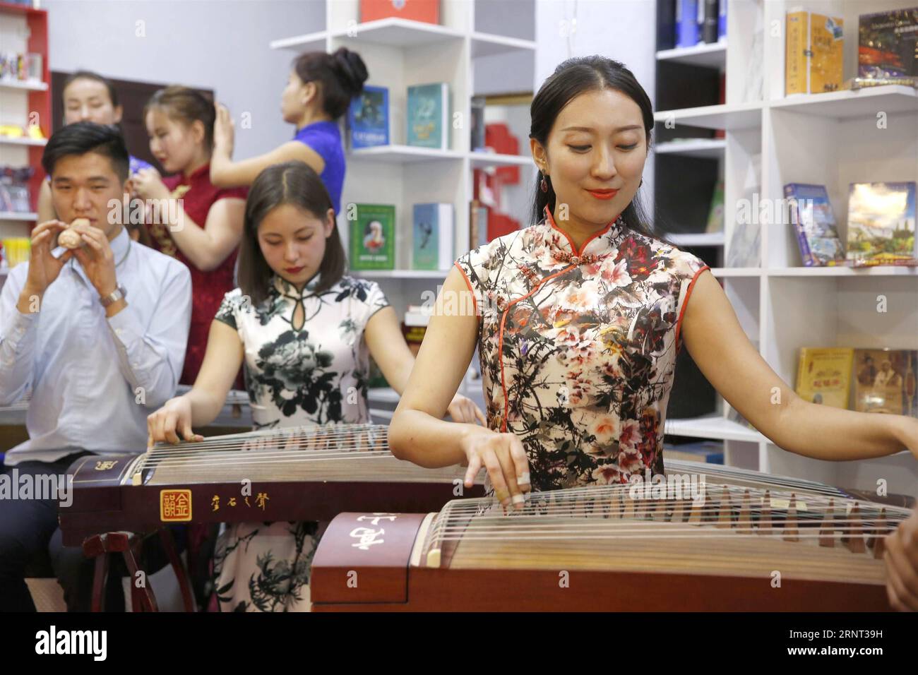 (171028) -- BISHKEK, 28 ottobre 2017 -- musicisti cinesi si esibiscono durante la cerimonia di apertura di una libreria chiamata Shans, vendendo libri di storia, economia, lingua e letteratura cinese, a Bishkek, in Kirghizistan, 27 ottobre 2017. La prima libreria in Asia centrale che vende opere di autori cinesi tradotte in Kirghizistan e Kazako ha aperto qui venerdì, come iniziativa per promuovere lo scambio culturale tra i tre paesi. (Jmmn) KIRGHIZISTAN-BISHKEK-NUOVA LIBRERIA RomanxGainanov PUBLICATIONxNOTxINxCHN Foto Stock