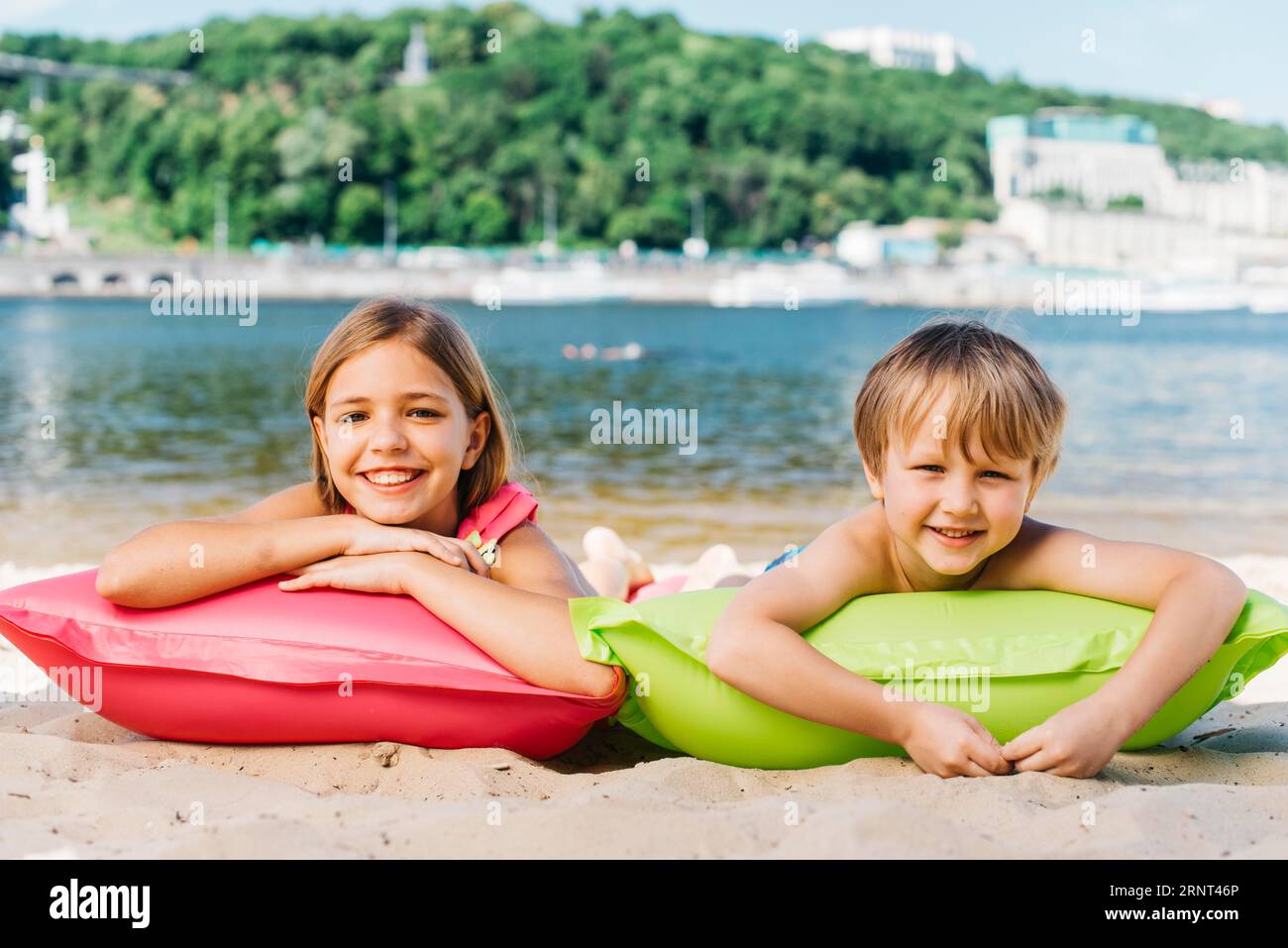 I bambini sono felici e rilassati con materassi ad aria sul fiume durante l'estate Foto Stock