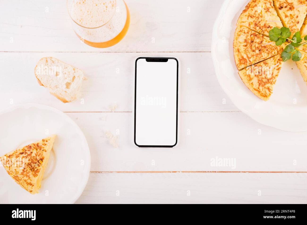Scrivania da cucina con smartphone a torta Foto Stock