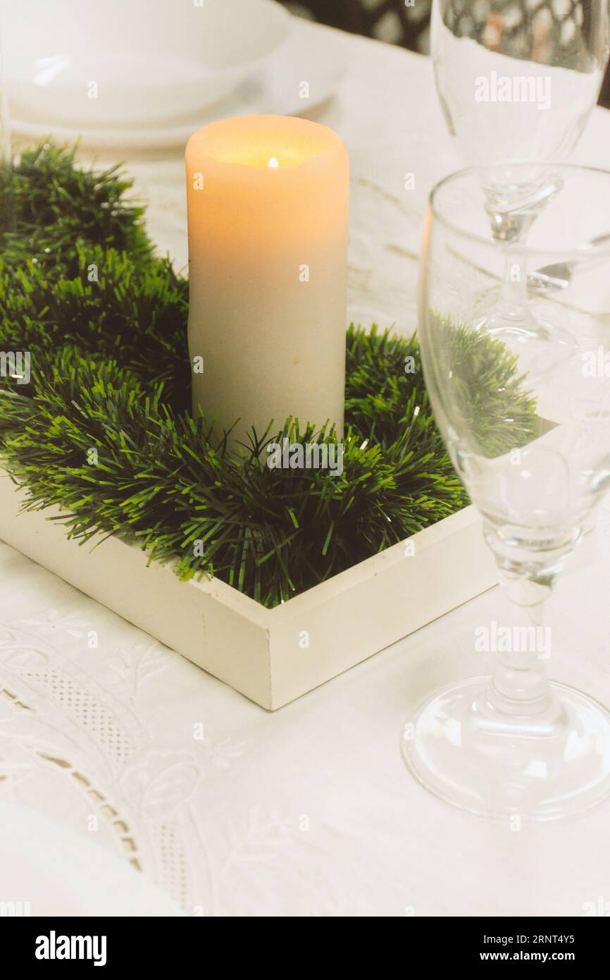 Composizione decorativa del tavolo per la cena di Natale o il cibo, con palline di Natale, candele e bicchieri Foto Stock