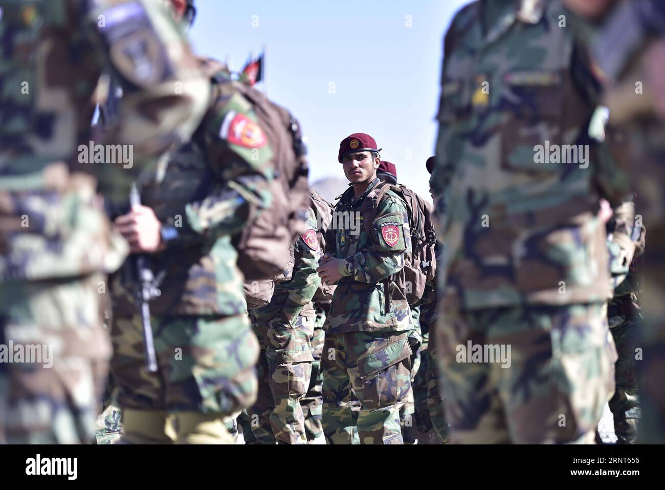 (171031) -- KABUL, 31 ottobre 2017 -- i soldati del Commando aspettano di ricevere un'ispezione presso il Morehead Commando Training Center, vicino a Kabul, Afghanistan, il 25 ottobre 2017. Un totale di 830 commando dopo il completamento di un corso di addestramento di 14 settimane sono stati commissionati recentemente all'esercito nazionale afgano (ANA). ) (psw) CENTRO DI FORMAZIONE AFGHANISTAN-KABUL-MOREHEAD COMMANDO DaixHe PUBLICATIONxNOTxINxCHN Foto Stock