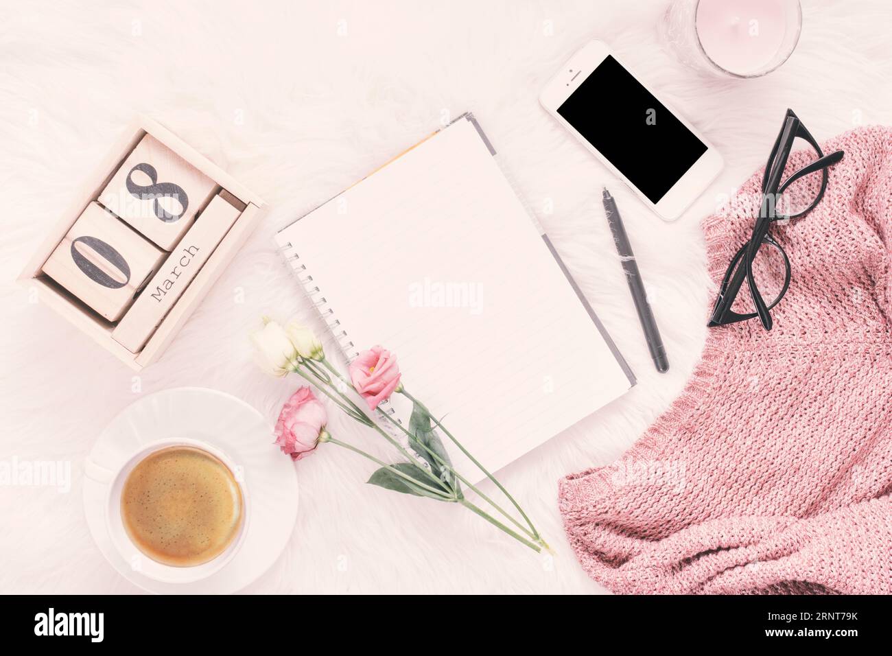 8 marzo iscrizione con smartphone con rose per notebook Foto Stock