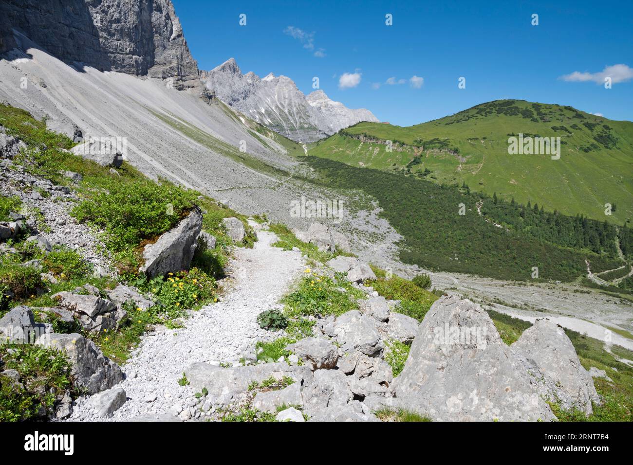 Le pareti settentrionali delle montagne del Karwendel dalla salita allo chalet di Falkenhutte. Foto Stock