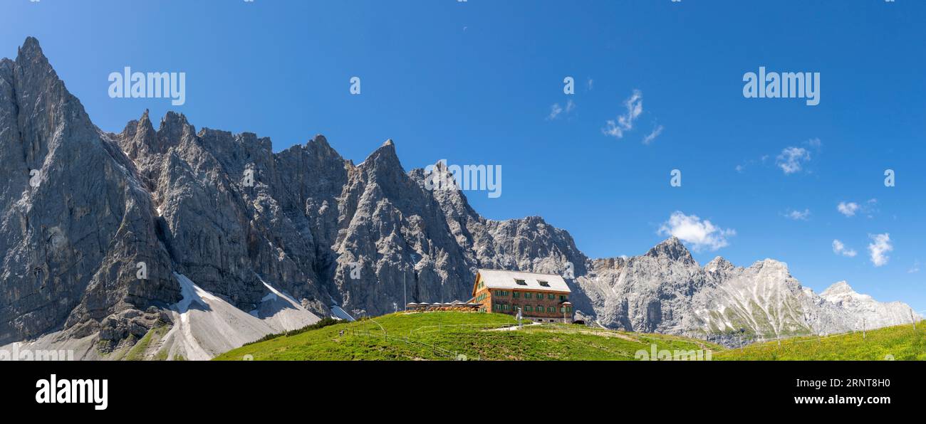 Il panorama delle pareti settentrionali dei monti Karwendel - Bockkarspitzhe, Nordliche Sonnenspitze con lo chalet Falkenhutte. Foto Stock