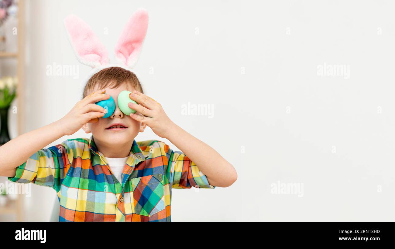 Copia il ragazzo spaziale con le uova dipinte Foto Stock