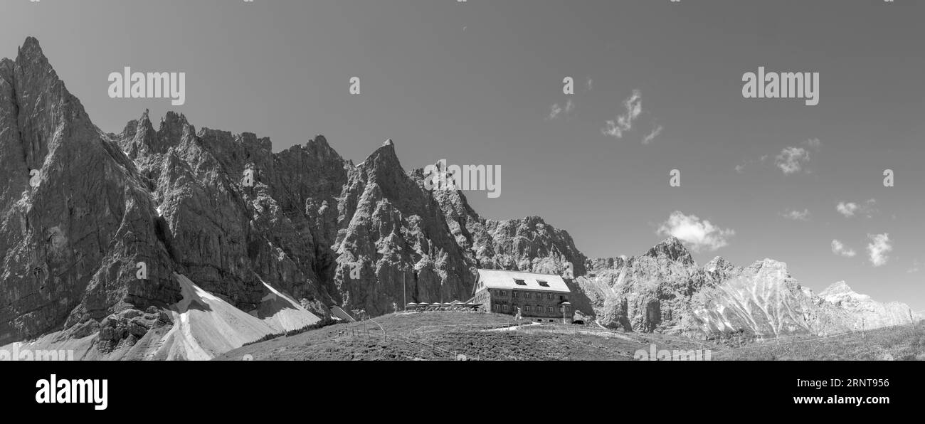 Il panorama delle pareti settentrionali dei monti Karwendel - Bockkarspitzhe, Nordliche Sonnenspitze con lo chalet Falkenhutte. Foto Stock