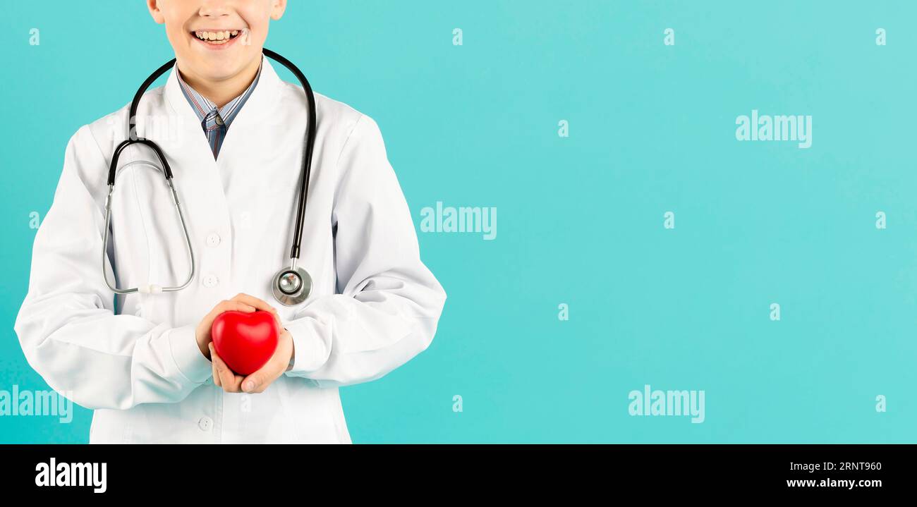 Medico che tiene il cuore in braccio Foto Stock