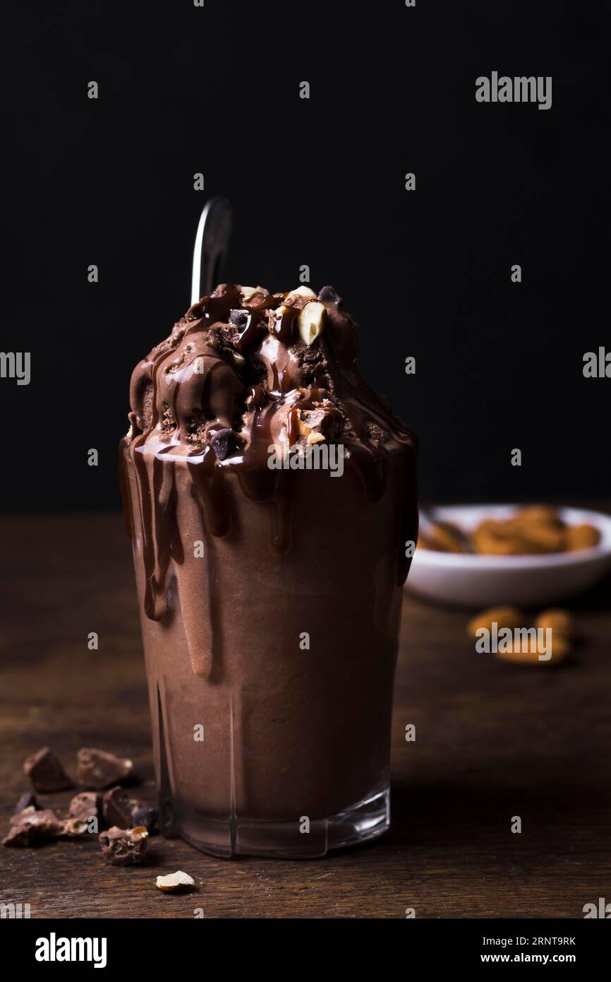 Bicchiere ripieno di gelato al cioccolato Foto Stock