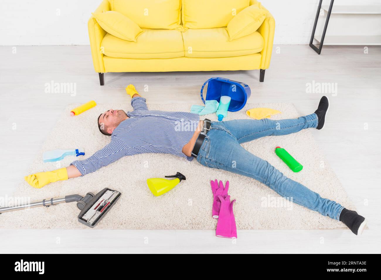 L'uomo è stanco dalle pulizie Foto Stock