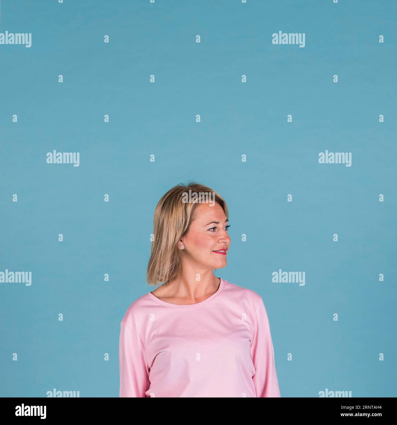 Ritratto donna sorridente sfondo blu Foto Stock