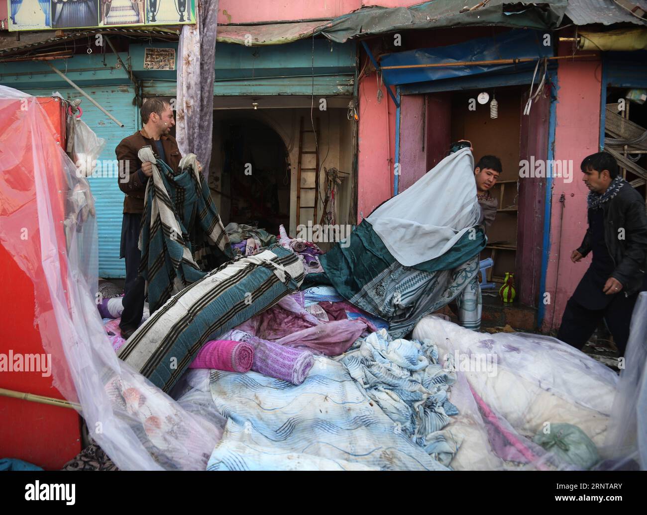 (171104) -- KABUL, 4 novembre 2017 -- i negozianti cercano di salvare le loro merci sul luogo di un incendio a Kabul, capitale dell'Afghanistan, 4 novembre 2017. Un incendio è scoppiato in un mercato di fronte a Shah-e-Doshamshira, una famosa moschea, nel centro di Kabul sabato, che ha spaccato numerosi negozi, ha detto un alto funzionario della polizia. Rahmat Alizadah) (psw) AFGHANISTAN-KABUL-MARKET-FIRE XinhuaxKabul PUBLICATIONxNOTxINxCHN Foto Stock