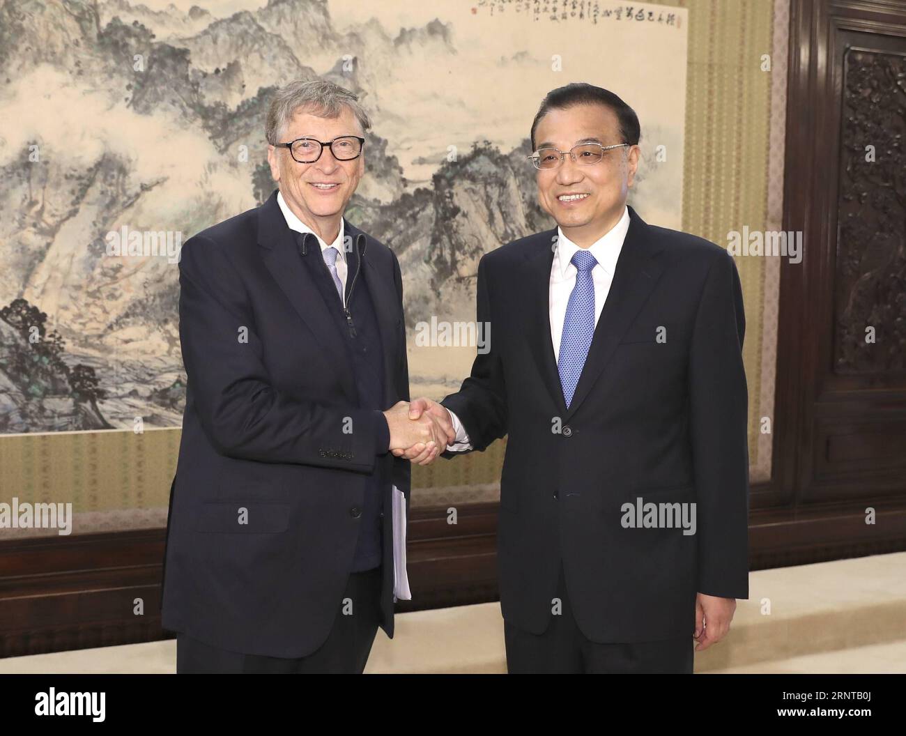 171104 -- PECHINO, 4 novembre 2017 -- il Premier cinese li Keqiang incontra Bill Gates, co-fondatore di Microsoft e presidente di TerraPower, a Pechino, capitale della Cina, 3 novembre 2017. mcg CHINA-BEIJING-li KEQIANG-BILL GATES-MEETING CN MaxZhancheng PUBLICATIONxNOTxINxCHN Foto Stock