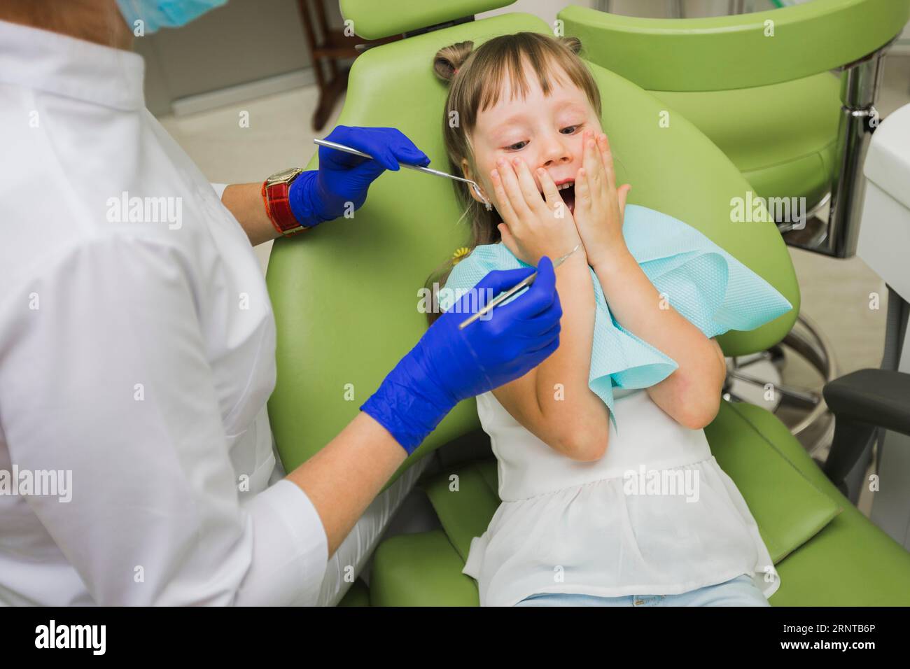 Sorpreso dentista ragazza Foto Stock