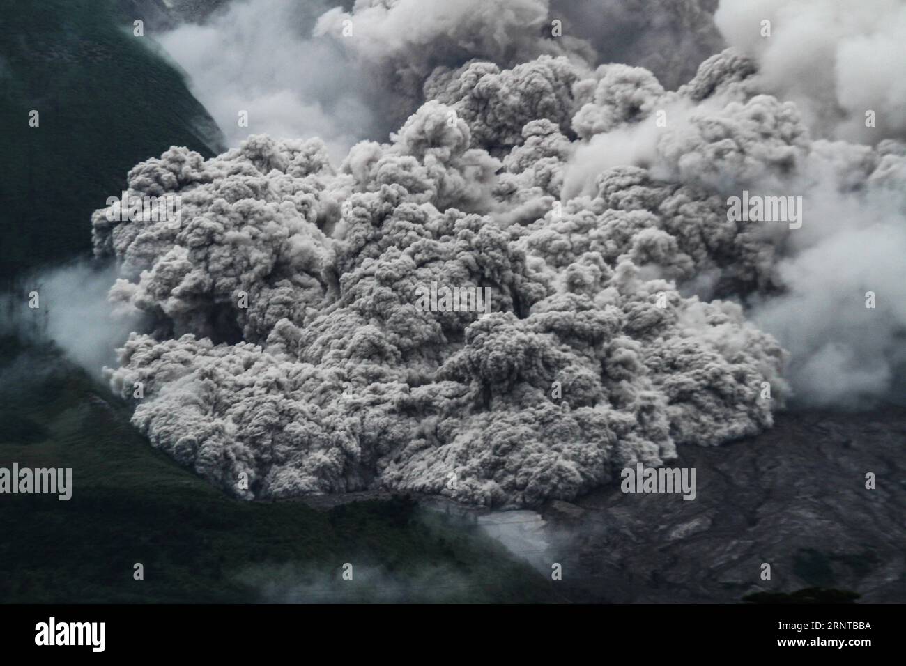 (171105) -- PECHINO, 5 novembre 2017 -- il Monte Sinabung lancia cenere e lava calda nel distretto di Karo, provincia indonesiana di Sumatra settentrionale, 3 novembre 2017. ) XINHUA PHOTO WEEKLY CHOICES AlbertxDamanik PUBLICATIONxNOTxINxCHN Foto Stock