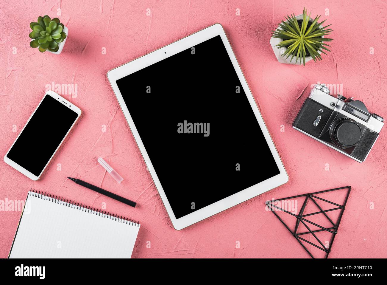 Disposizione elementi ufficio sfondo rosa Foto Stock