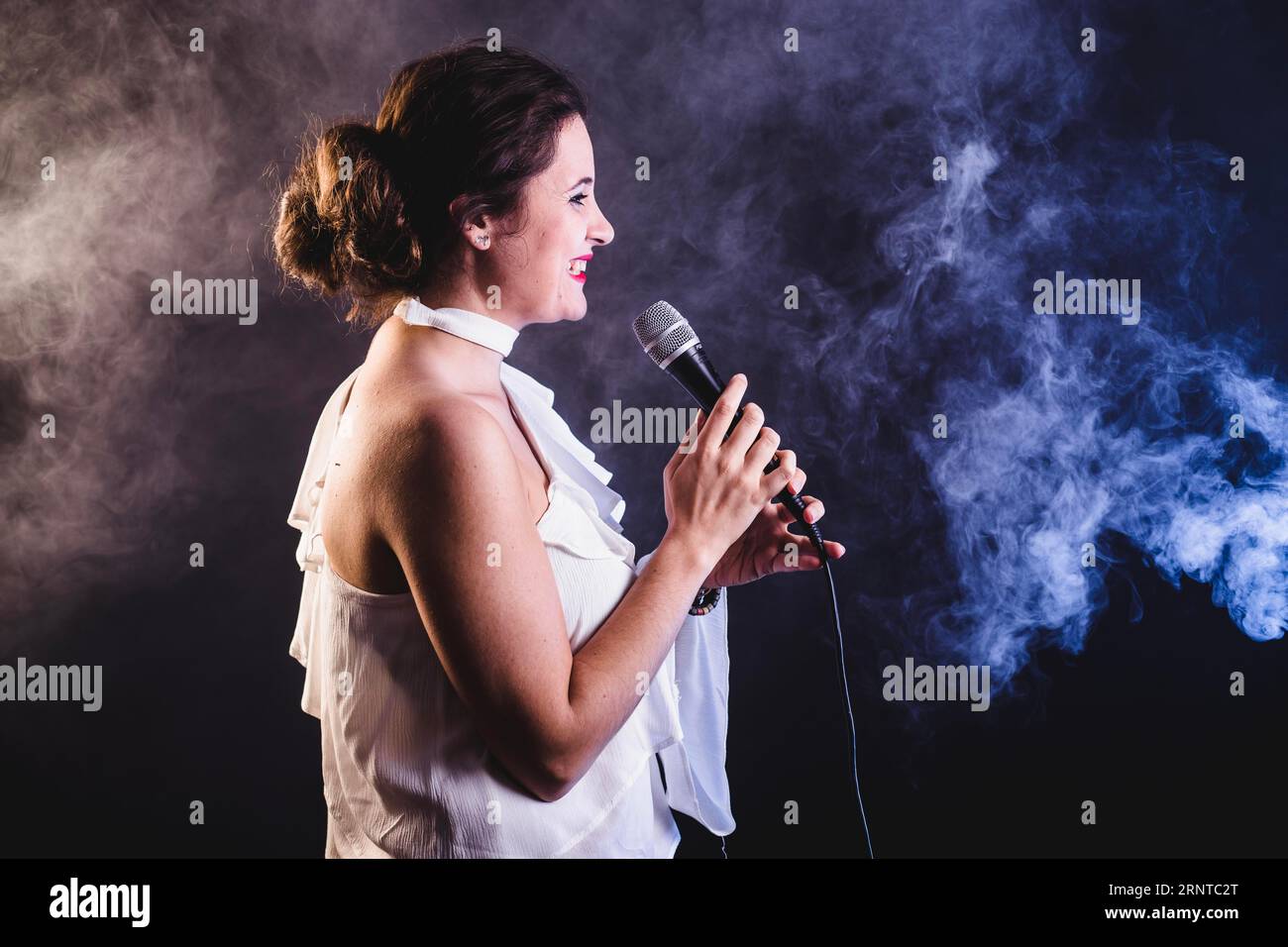 Giovane donna cantare Foto Stock