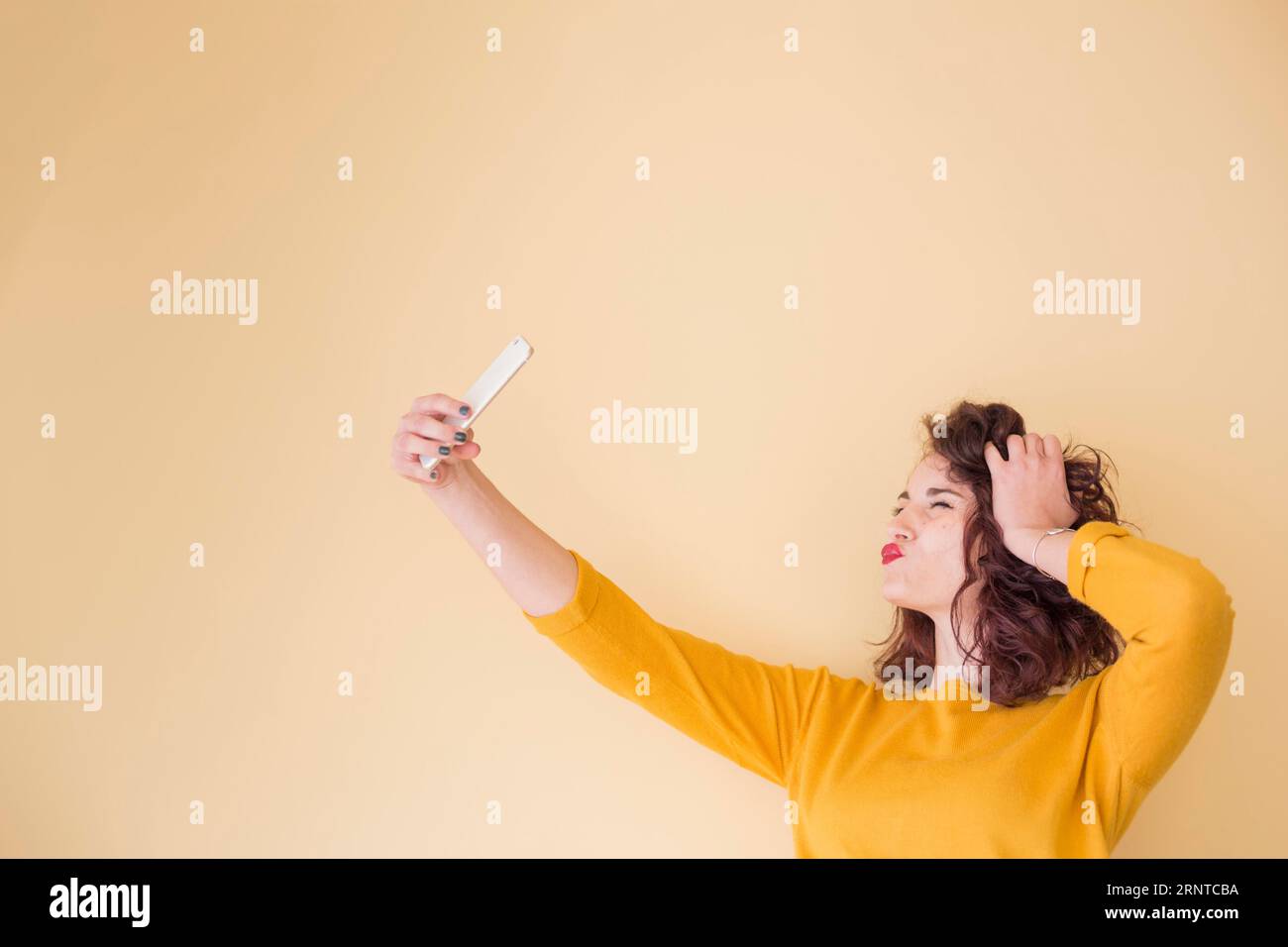 Bruna blogger che fa selfie Foto Stock