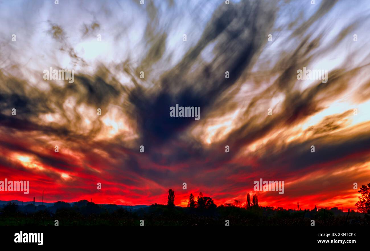 Alba cremisi immagini e fotografie stock ad alta risoluzione - Alamy