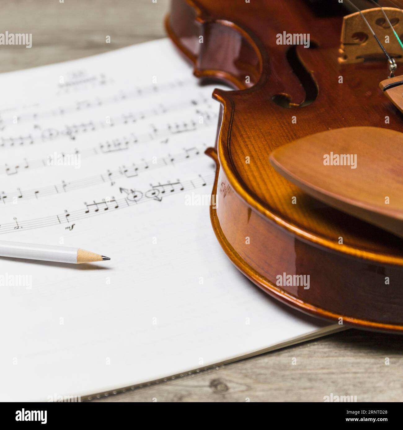 Primo piano a matita, nota musicale per violino, tavolo in legno Foto Stock
