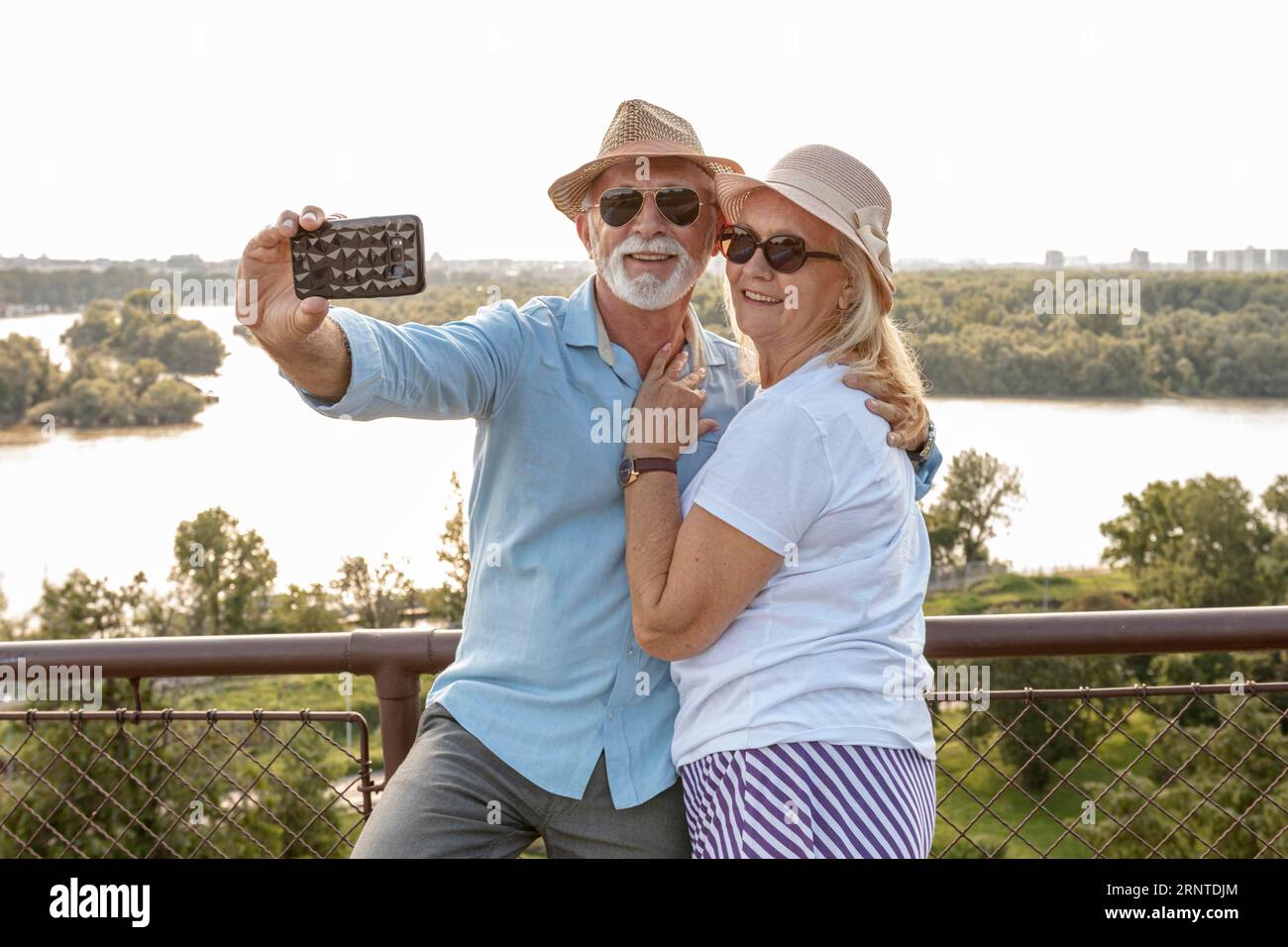 Bella vecchia coppia che fa selfie Foto Stock