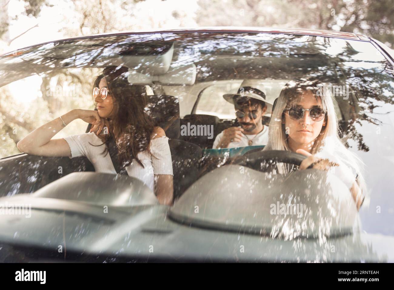 Amici di gruppo che viaggiano in auto di lusso Foto Stock