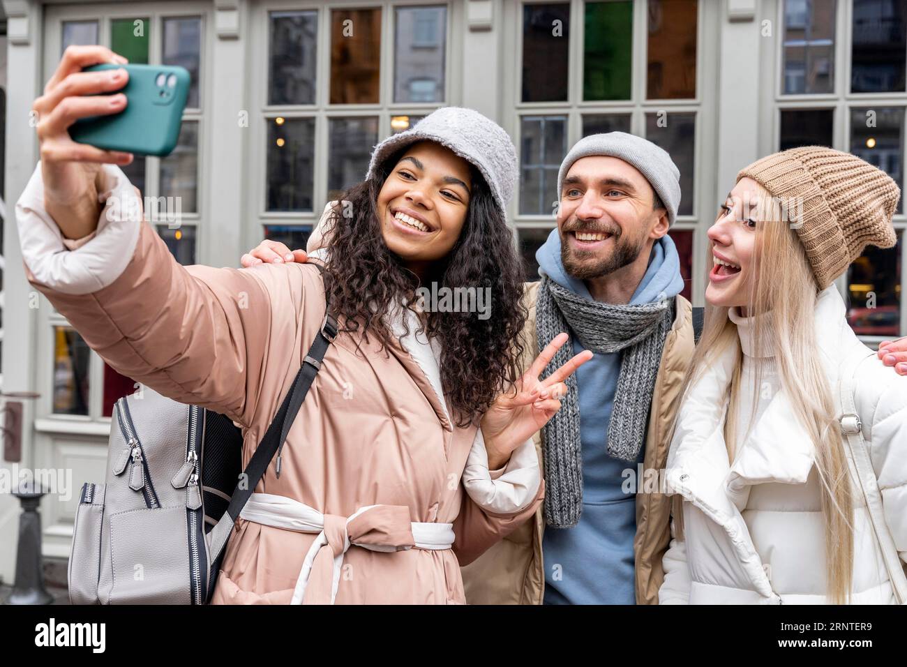 Foto media degli amici che scattano selfie Foto Stock