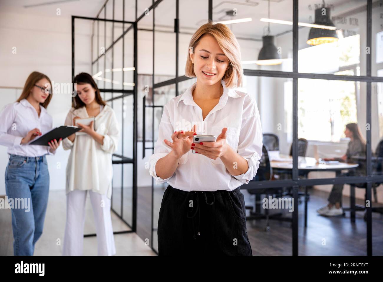 Donna con angolo basso che si prende cura delle responsabilità Foto Stock