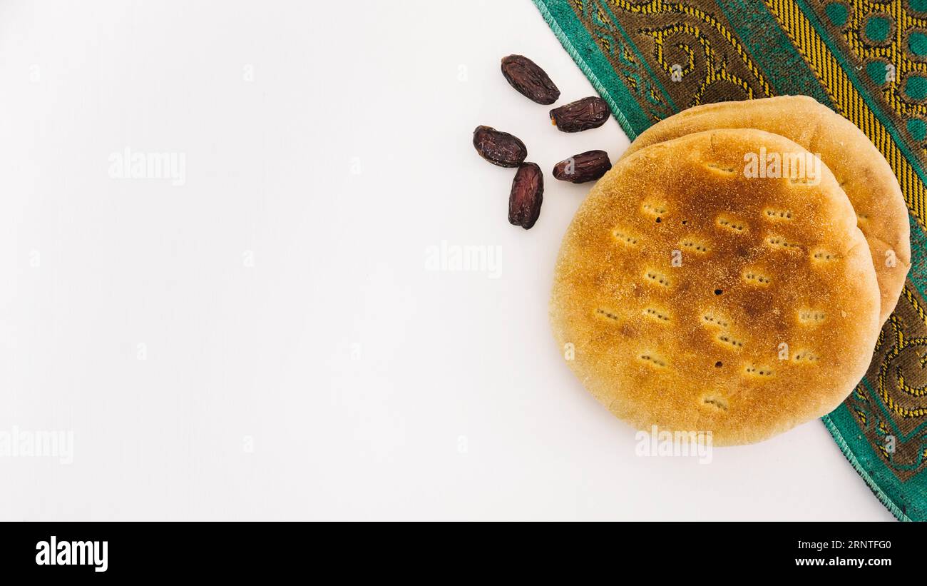 Concetto Ramadan con datteri di pane arabo Foto Stock