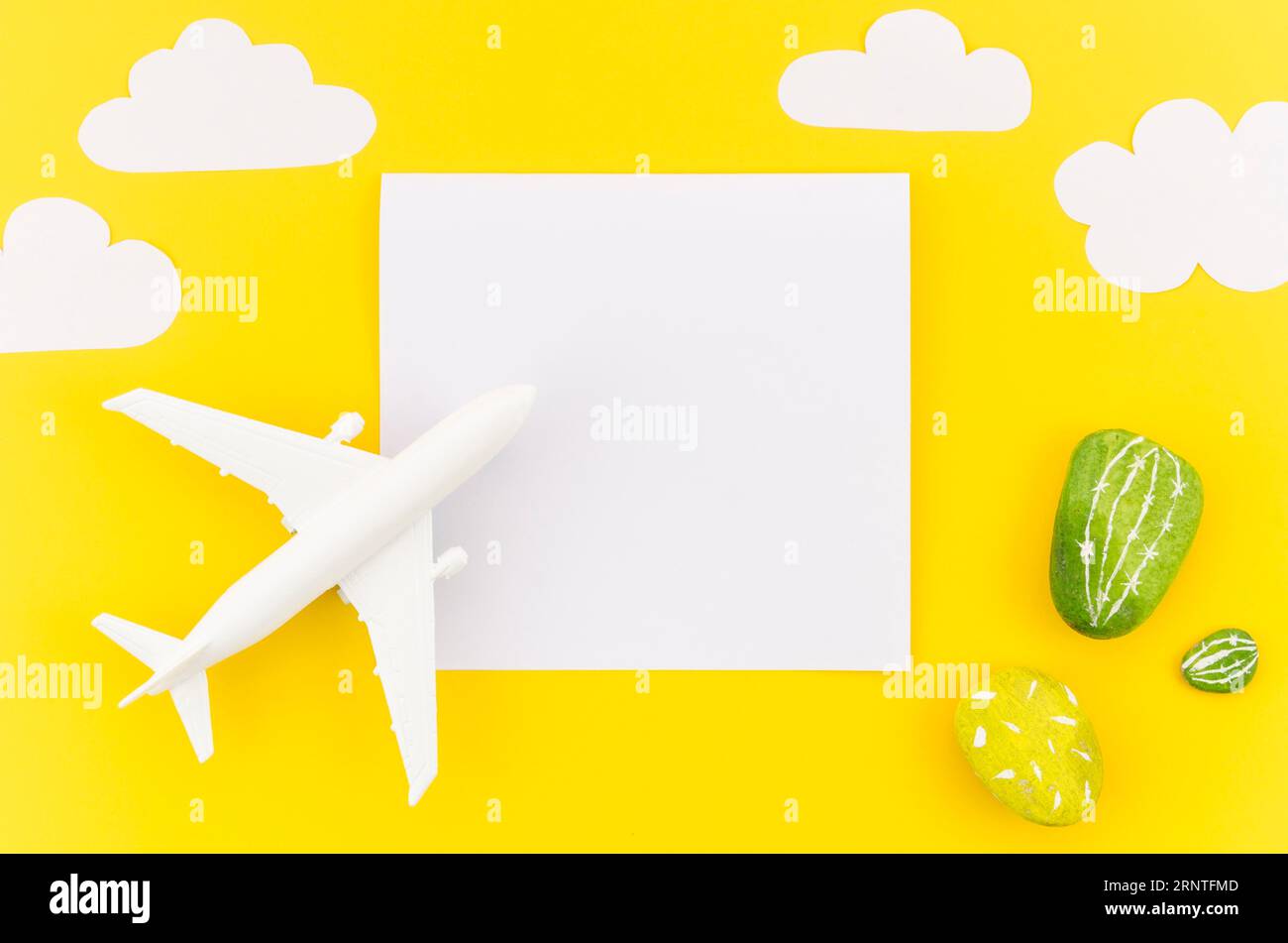 Piccolo aereo giocattolo con carta nuvolosa Foto Stock