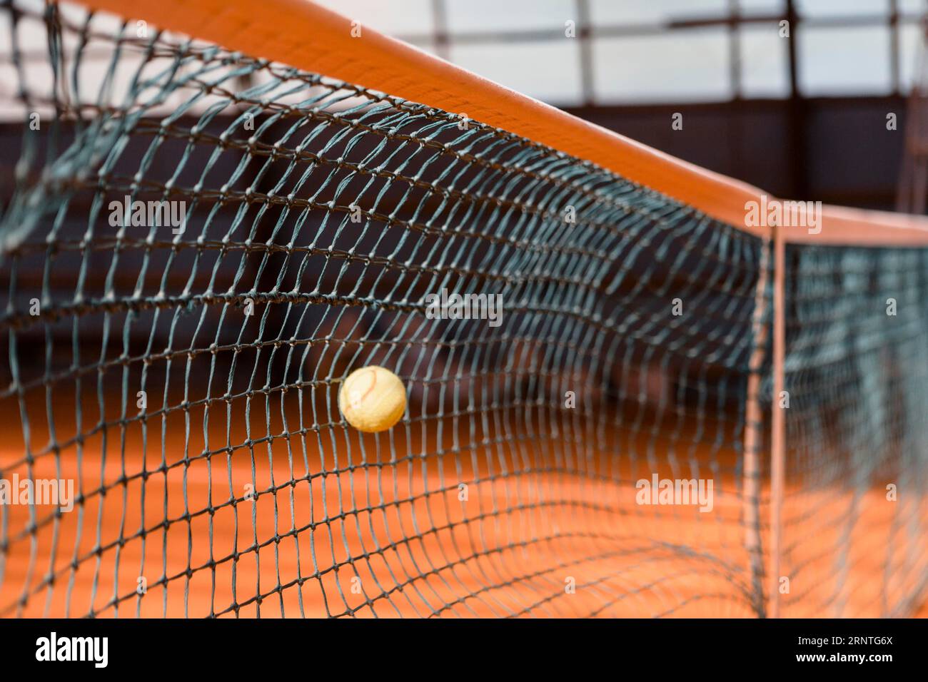 Rete da tennis con palla Foto Stock
