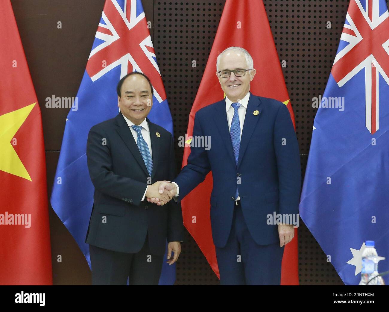 (171110) -- da NANG (VIETNAM), 10 novembre 2017 -- il primo ministro vietnamita Nguyen Xuan Phuc (L) stringe la mano al primo ministro australiano Malcolm Turnbull durante l'incontro a margine della settimana dei leader della cooperazione economica Asia-Pacifico (APEC) del 2017 a da Nang, Vietnam, il 10 novembre 2017. Sono lieto di annunciare che Australia e Vietnam rafforzeranno le nostre relazioni bilaterali al livello di una partnership strategica, il primo ministro australiano Malcolm Turnbull ha annunciato qui venerdì. ) VIETNAM-DA NANG-AUSTRALIA-PM-MEETING VNA PUBLICATIONXNOTXINXCHN Foto Stock